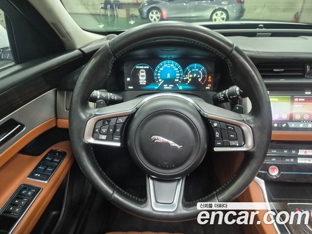 Jaguar XF 2018 — photo 14