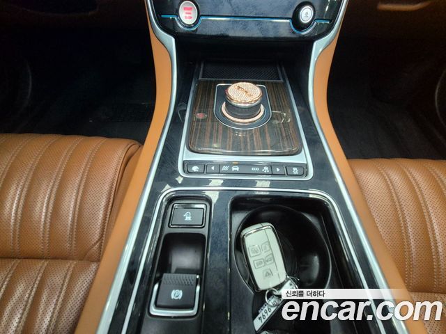 Jaguar XF 2018 — photo 15