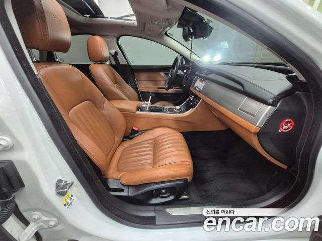 Jaguar XF 2018 — photo 16