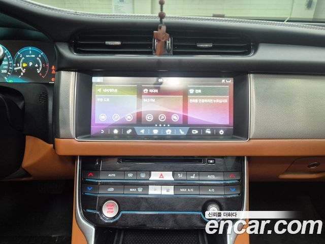 Jaguar XF 2018 — photo 19