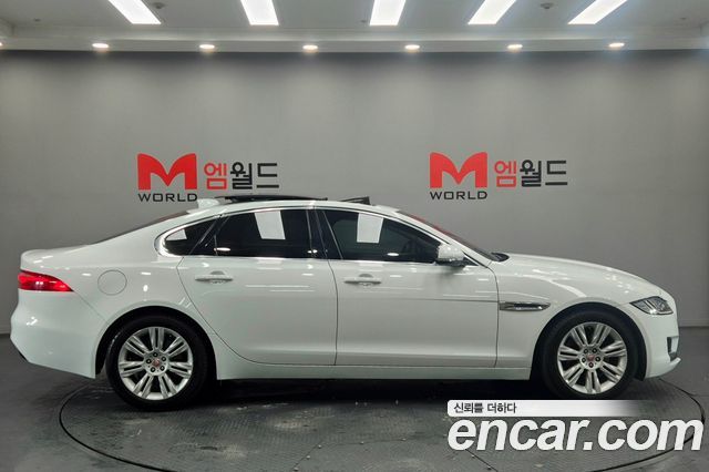 Jaguar XF 2018 — photo 20
