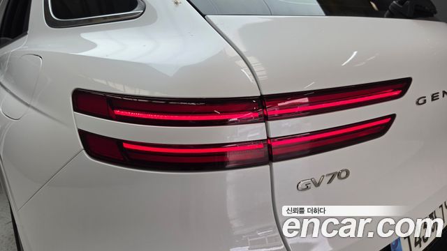 Genesis GV70 2023 — photo 9