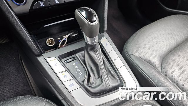 Hyundai AVANTE 2017 — photo 12