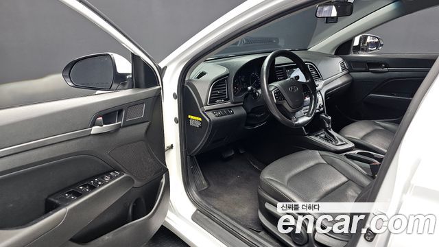 Hyundai AVANTE 2017 — photo 13