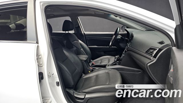 Hyundai AVANTE 2017 — photo 17