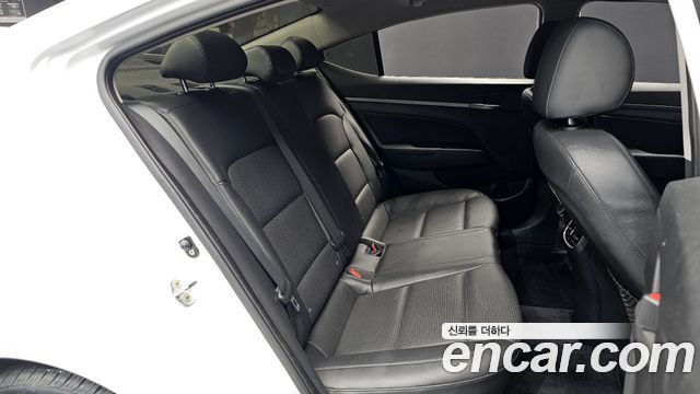 Hyundai AVANTE 2017 — photo 18
