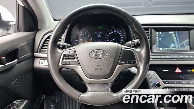 Hyundai AVANTE 2017 — photo 19