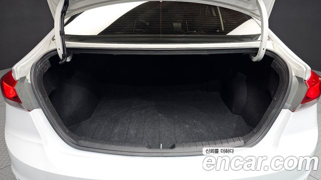 Hyundai AVANTE 2017 — photo 26