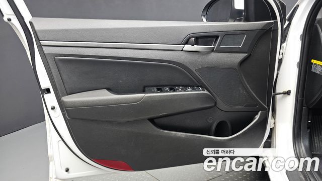 Hyundai AVANTE 2017 — photo 14