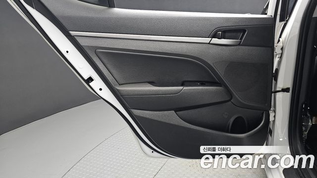Hyundai AVANTE 2017 — photo 15