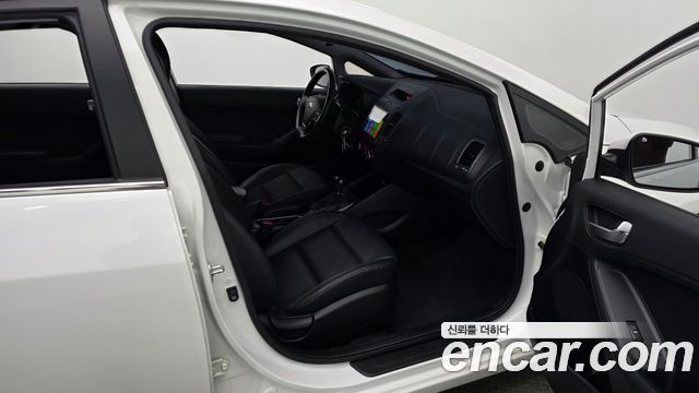 Kia K3 2015 — photo 17
