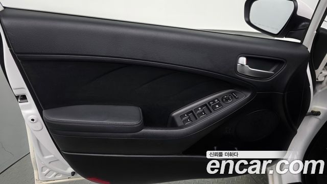 Kia K3 2015 — photo 14