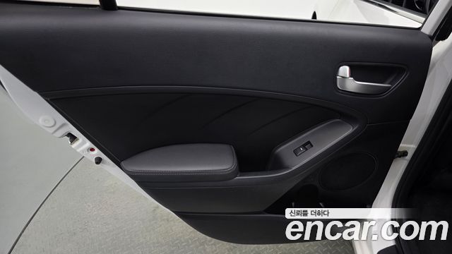 Kia K3 2015 — photo 15
