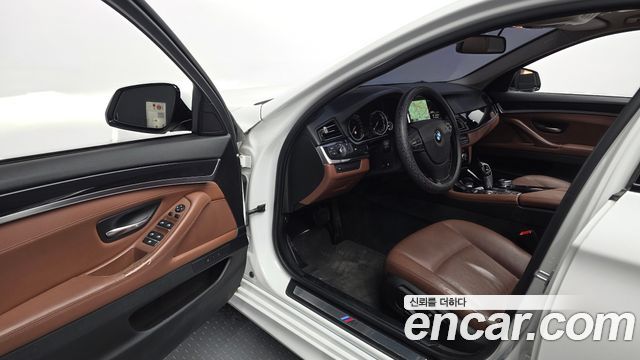 BMW 5-Series 2016 — photo 10