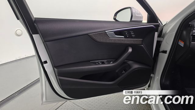 Audi A4 2019 — photo 14
