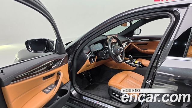 BMW 5-Series 2022 — photo 13