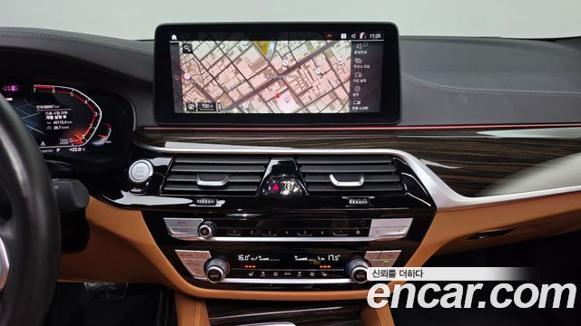 BMW 5-Series 2022 — photo 18