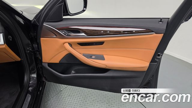BMW 5-Series 2022 — photo 14
