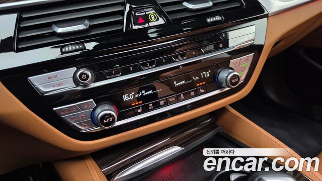 BMW 5-Series 2022 — photo 30