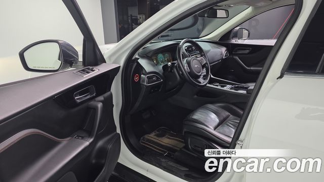 Jaguar F-PACE 2017 — photo 10