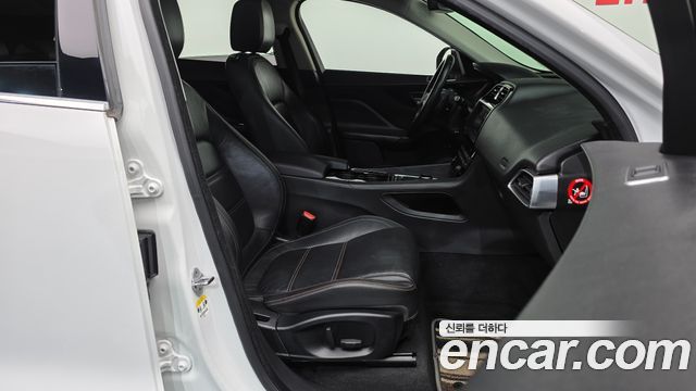 Jaguar F-PACE 2017 — photo 11
