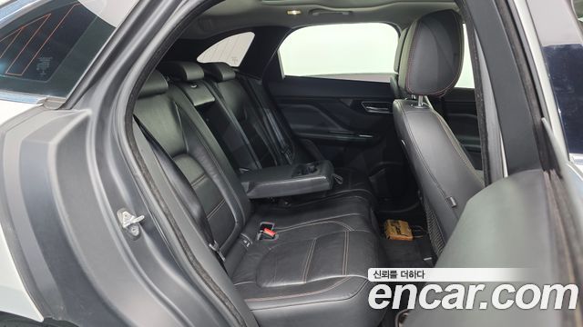 Jaguar F-PACE 2017 — photo 12