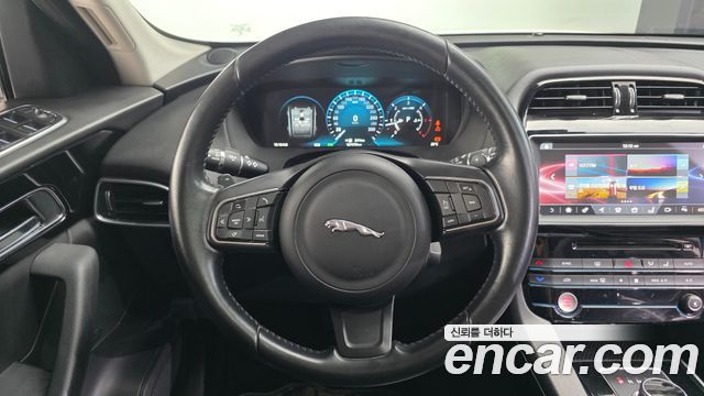 Jaguar F-PACE 2017 — photo 13