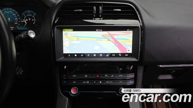 Jaguar F-PACE 2017 — photo 14