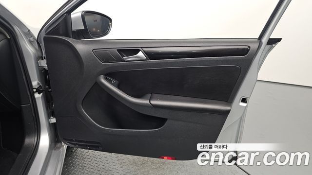 Volkswagen Jetta 2013 — photo 14