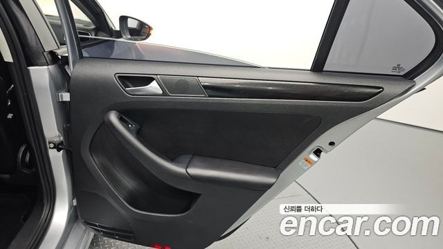 Volkswagen Jetta 2013 — photo 15