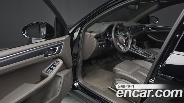 Porsche Macan 2021 — photo 10