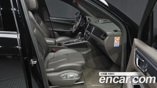 Porsche Macan 2021 — photo 12