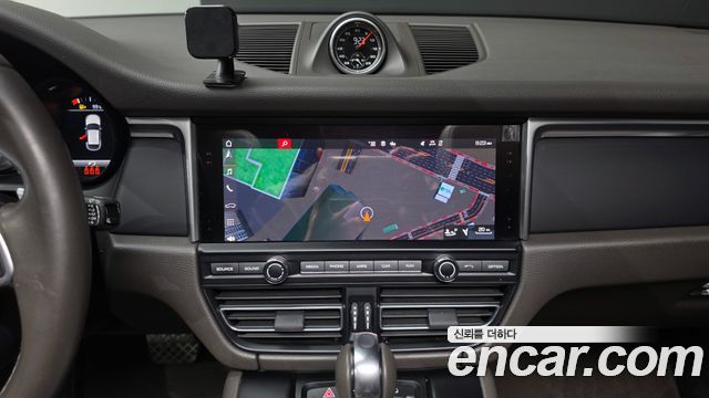 Porsche Macan 2021 — photo 14