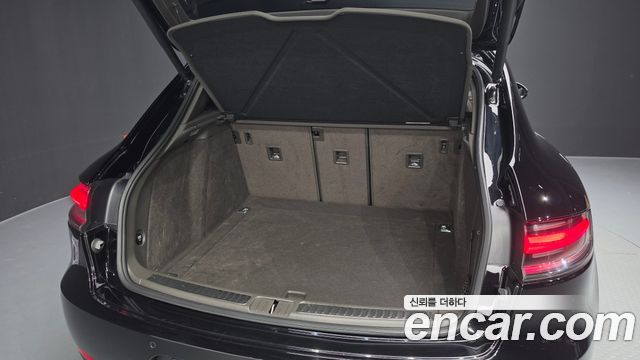 Porsche Macan 2021 — photo 17