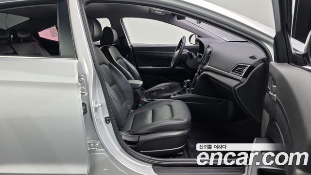 Hyundai AVANTE 2016 — photo 11