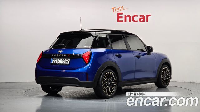 Mini Cooper 2025 — photo 2