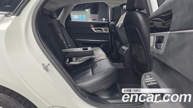 Jaguar XF 2017 — photo 11