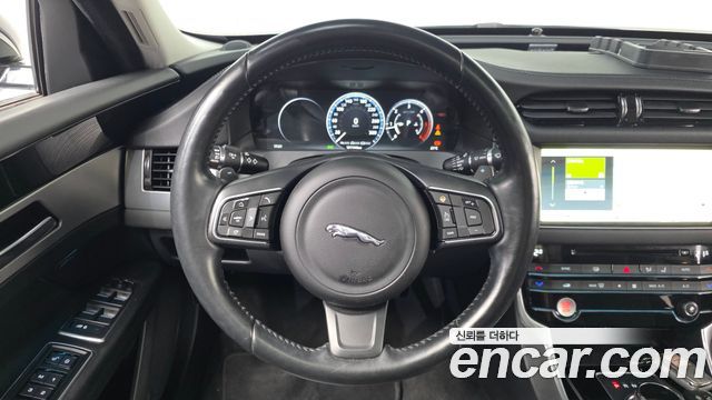 Jaguar XF 2017 — photo 13