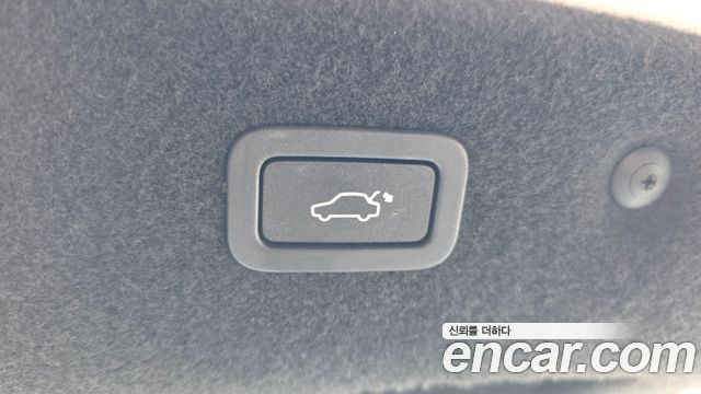 Jaguar XF 2017 — photo 16