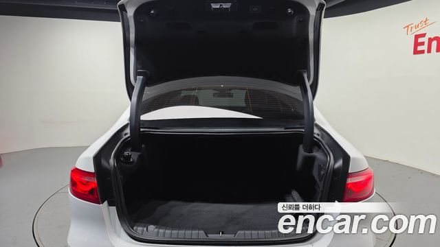 Jaguar XF 2017 — photo 17