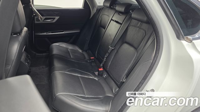 Jaguar XF 2017 — photo 18