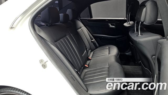Mercedes-Benz E-Class 2016 — photo 12