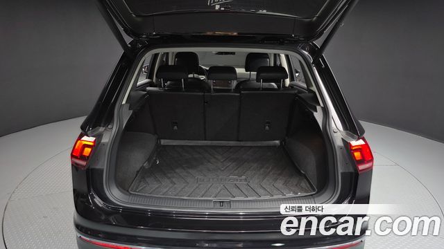 Volkswagen Tiguan 2021 — photo 26