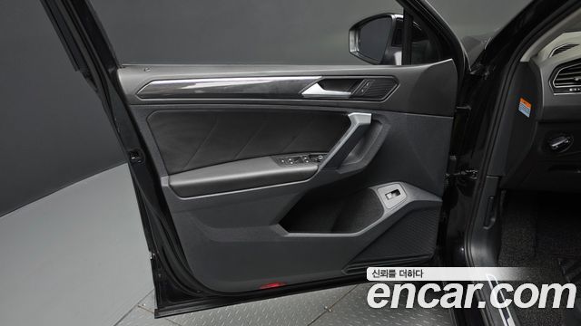 Volkswagen Tiguan 2021 — photo 14