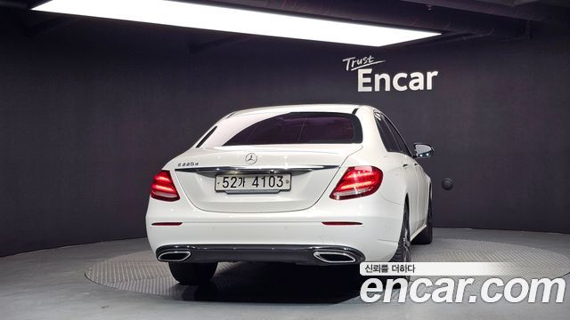 Mercedes-Benz E-Class 2017 — photo 4