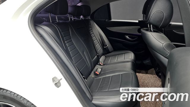 Mercedes-Benz E-Class 2017 — photo 12