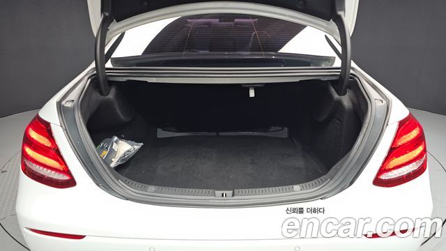 Mercedes-Benz E-Class 2017 — photo 20