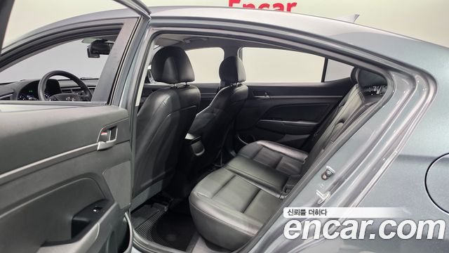 Hyundai AVANTE 2018 — photo 11