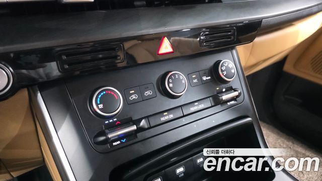 Kia Canival 2021 — photo 22