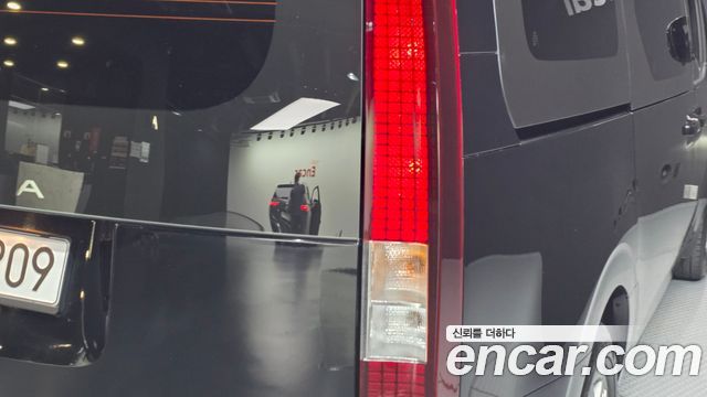 Hyundai Staria 2025 — photo 9